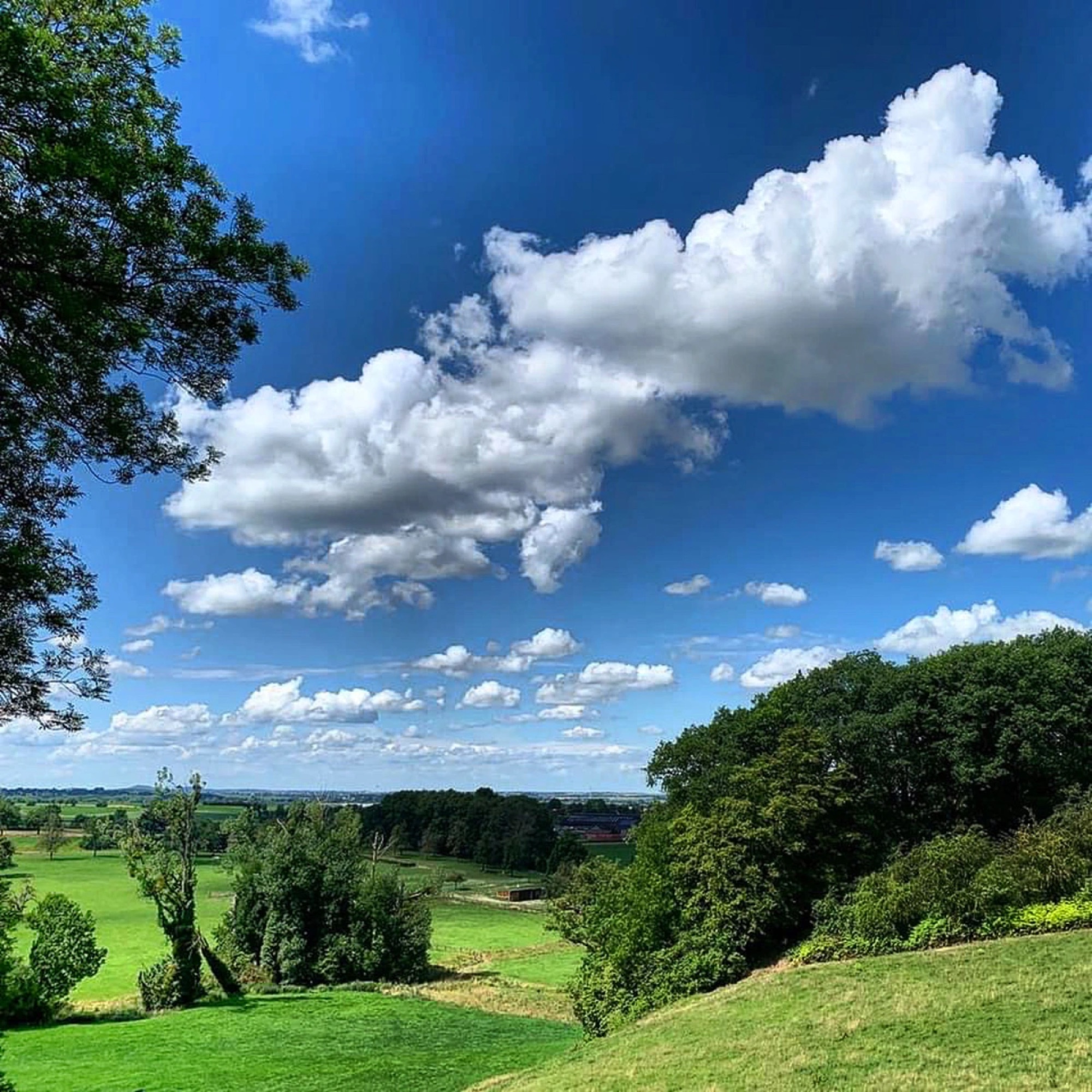 Wolken boven het heuvellandschap van de Voerstreek